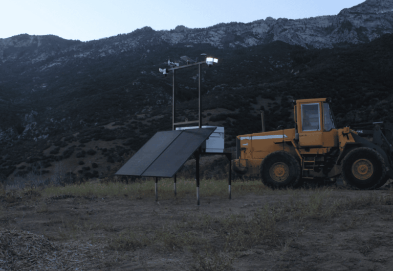Benefits of mobile surveillance trailer for construction site showing AI camera monitoring active job site