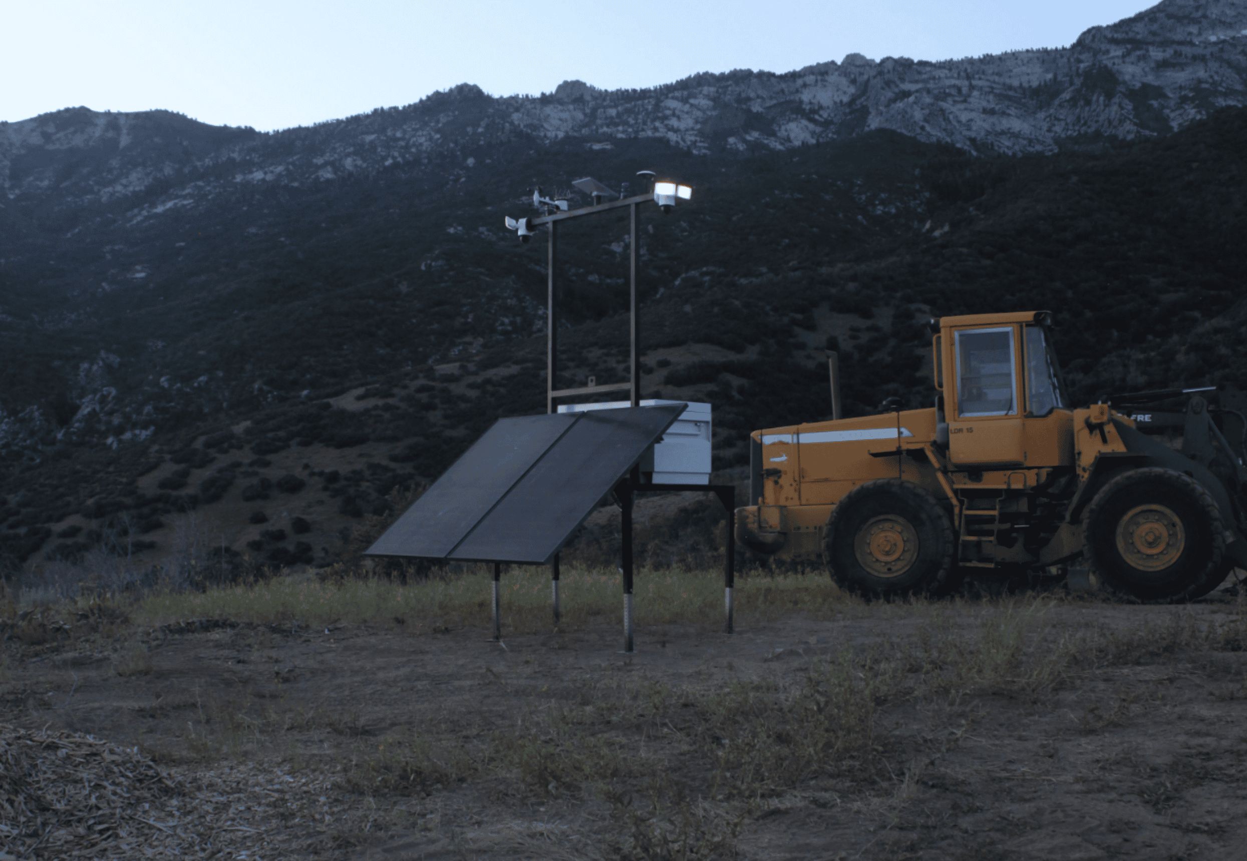 Benefits of mobile surveillance trailer for construction site showing AI camera monitoring active job site
